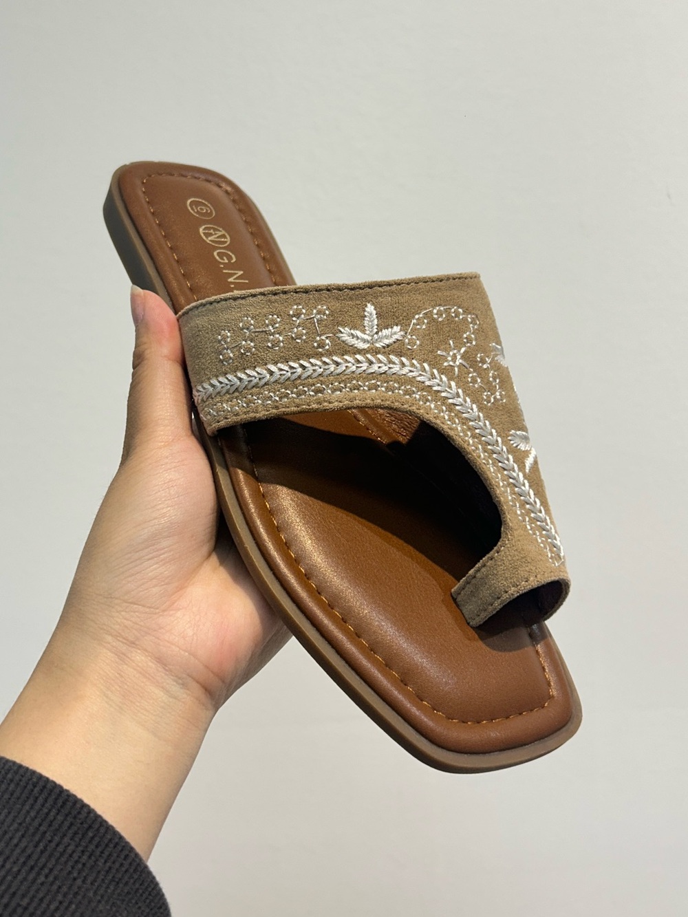 Beige Women's Embroidered Toe-Ring Slide Sandal